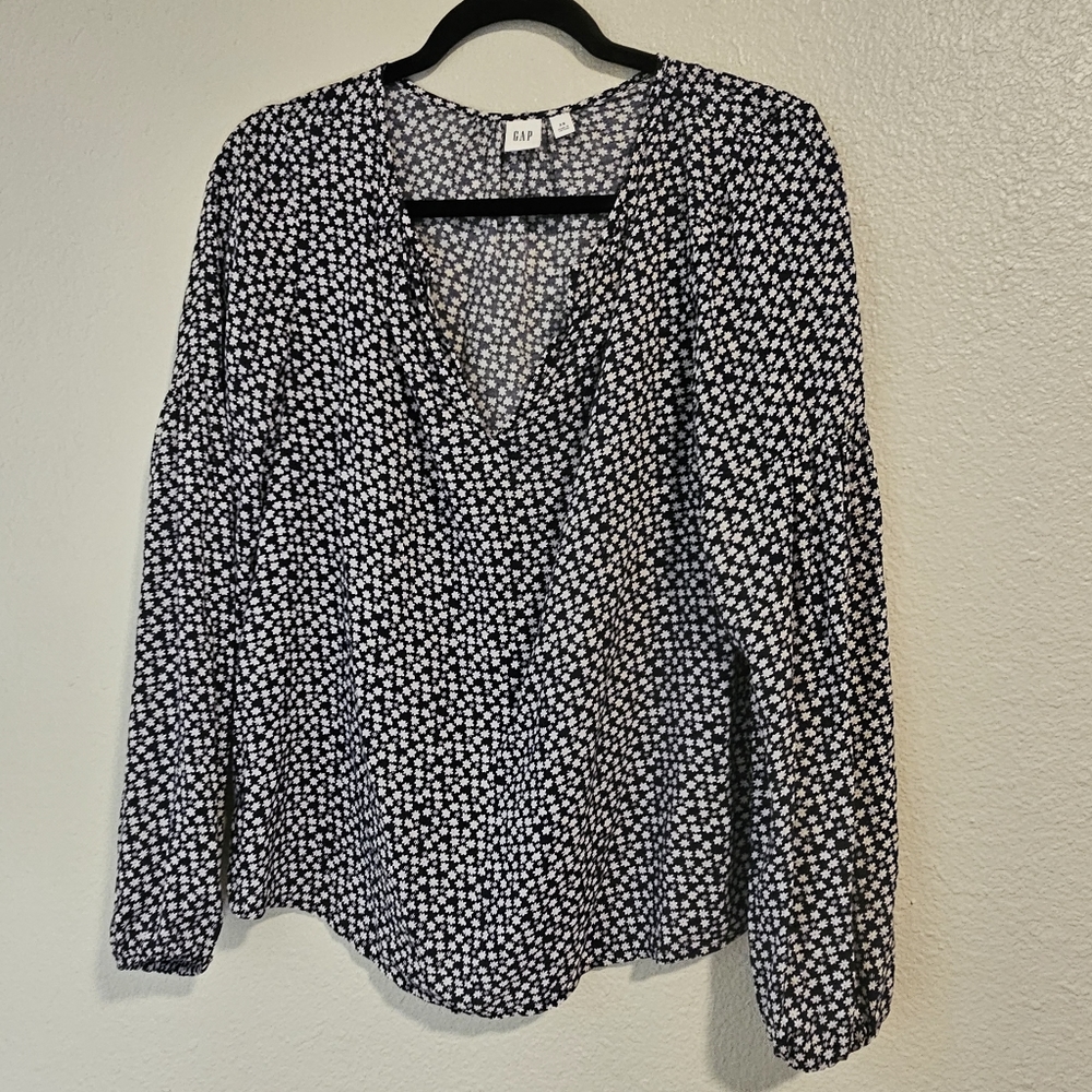 Gap Women’s Pullover Blouse. XS, Black Floral Split V-Neck Flutter Long Sleeve
